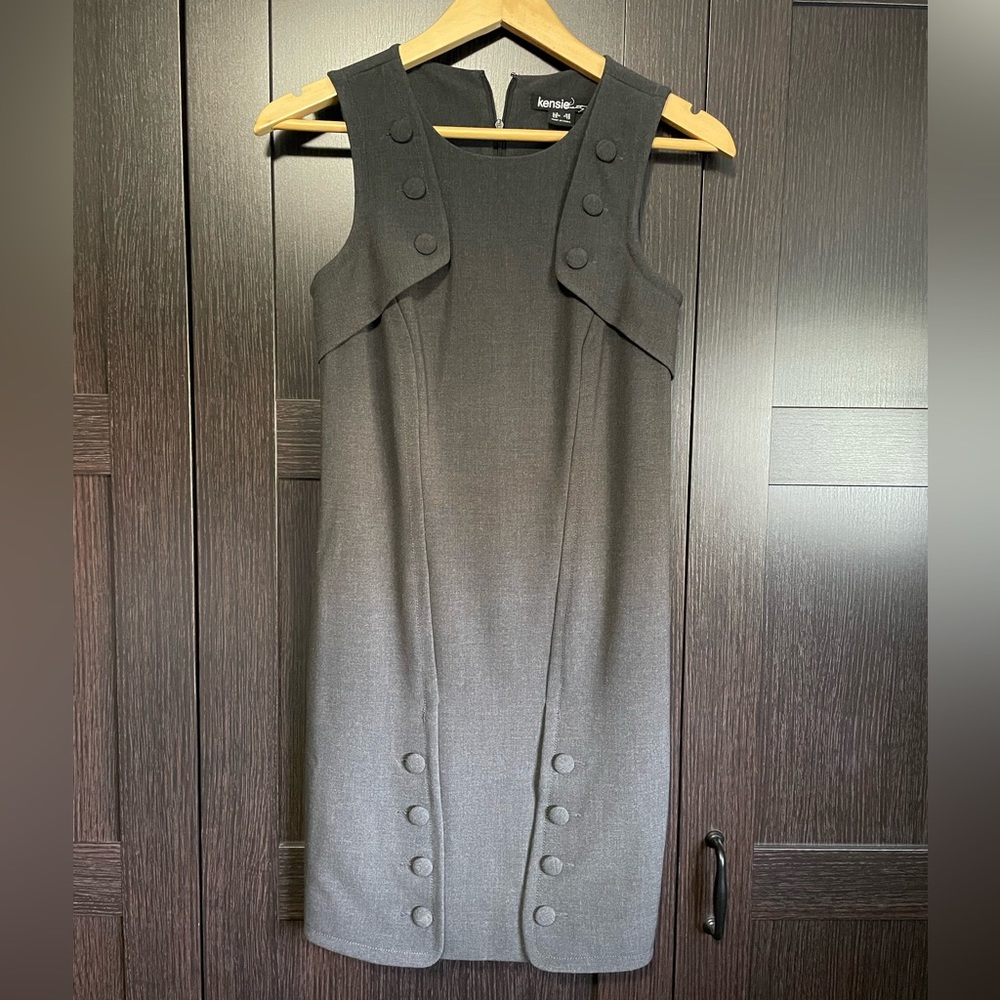 Classic style sleeveless dress with button detail.